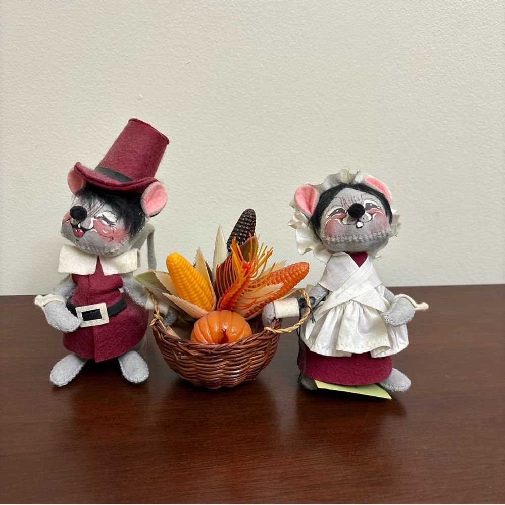 Annalee Mobilitee '87 Thanksgiving Pilgrim Mice Couple With Basket